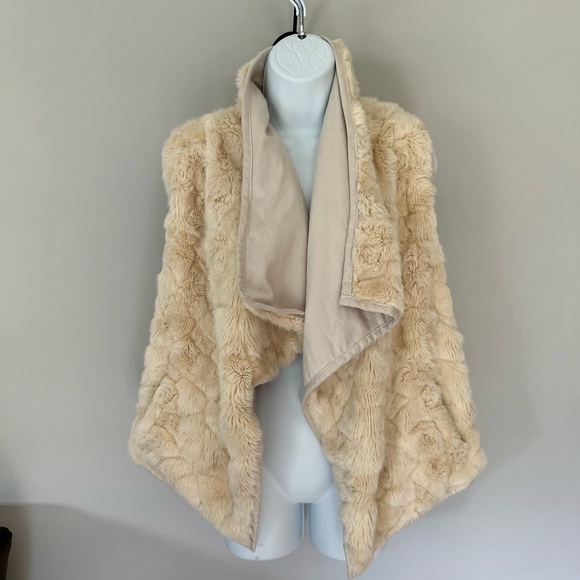 Kut from the Kloth cream faux fur open drape vest size medium - Picture 2 of 6